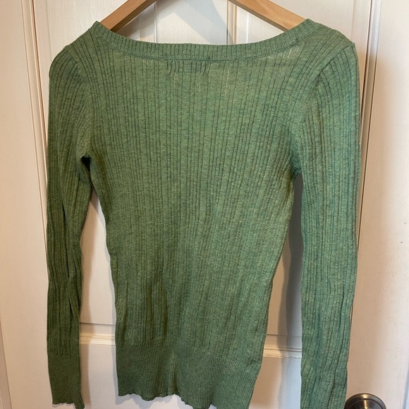 Aeropostale Green Ribbed V-Neck Sweater. Medium and Light Weight. - Picture 3 of 3